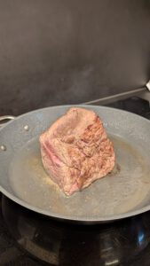 Rundherum angebratenes Rinderfilet in der Pfanne
