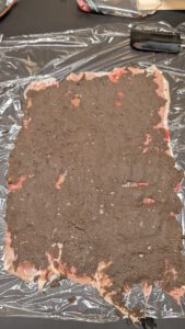 Duxelles auf den überlappenden Schinkenscheiben verstrichen