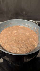 Nasse Pilzmasse brät in einer Pfanne