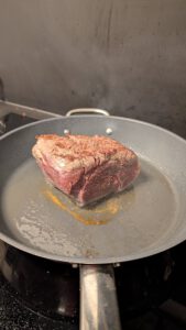 Rinderfilet brät in einer heißen Pfanne an