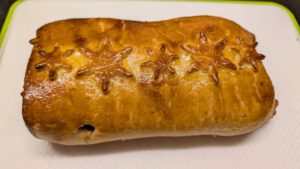 Goldbraun gebackenes Beef Wellington auf einem Brett