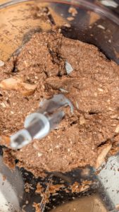 Champignons zu feinen Krümeln im Mixer gehackt