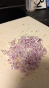Fein gewürfelte Schalotten auf einem Schneidebrett