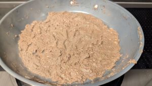 Fast trocken eingebratene Duxelles in einer Pfanne