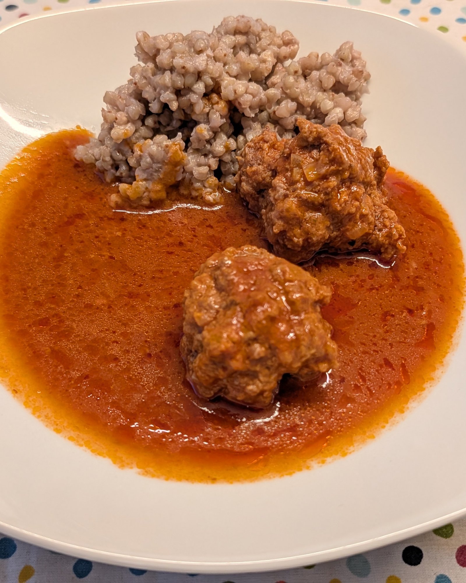 Glutenfreie Pulpety in Tomatensoße mit Buchweizengrütze aus dem Instant Pot